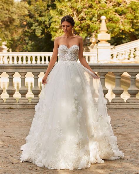 Strapless Sweetheart Neckline Wedding Dress: Ultimate 2023 Trend Guide