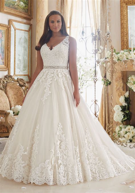 Perfect Fit Brides: Top Trends in Women's Plus Size Wedding Dresses